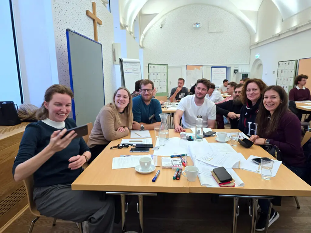 Eine Gruppe posiert für ein Foto.