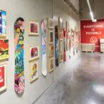 Ein Gang in der Capita MFG mit einer Wand, auf der Snowboards hängen.