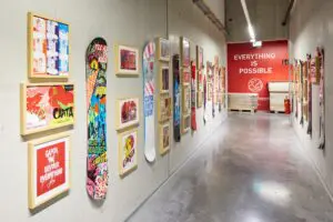 CAPITA_Baukultur_WEB_0016 Ein Gang in der Capita MFG mit einer Wand, auf der Snowboards hängen.