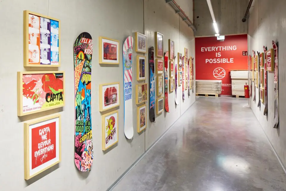 Ein Gang in der Capita MFG mit einer Wand, auf der Snowboards hängen.