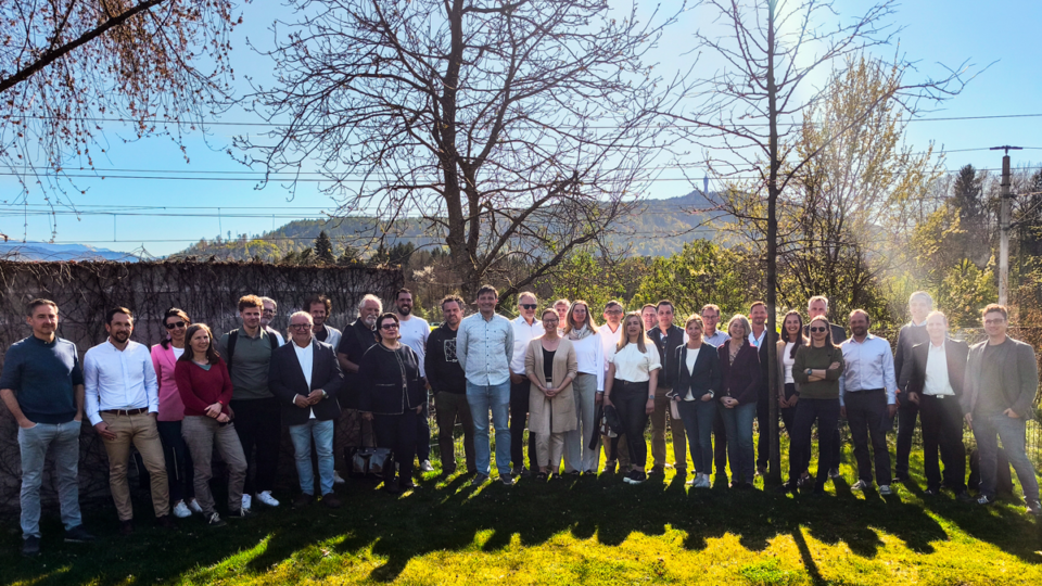 Gruppenfoto der teilnehmenden Menschen im Freien
