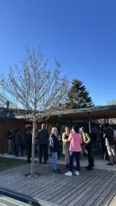 Menschen im Innenhof des Gebäudes bei blauem Himmel