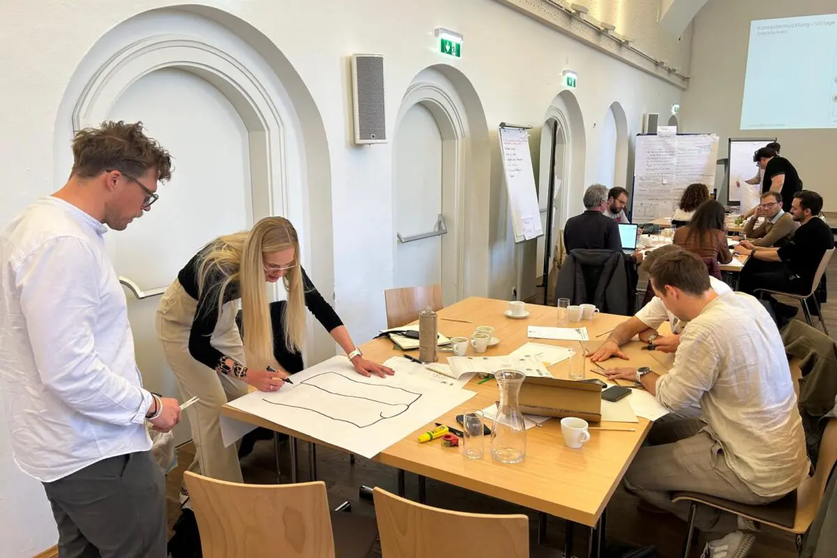 Teilnehmerinnen und Teilnehmer beim Erarbeiten von Ideen im Zuge des Moduls Design Thinking des Coachingprogramms Innovations.TALENT