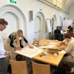 Teilnehmerinnen und Teilnehmer beim Erarbeiten von Ideen im Zuge des Moduls Design Thinking des Coachingprogramms Innovations.TALENT