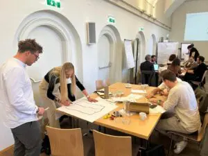 Innovations.TALENT Desing Thinking Teilnehmerinnen und Teilnehmer beim Erarbeiten von Ideen im Zuge des Moduls Design Thinking des Coachingprogramms Innovations.TALENT