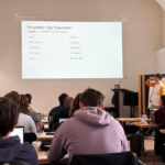 Teilnehmende bei einem Kurs.