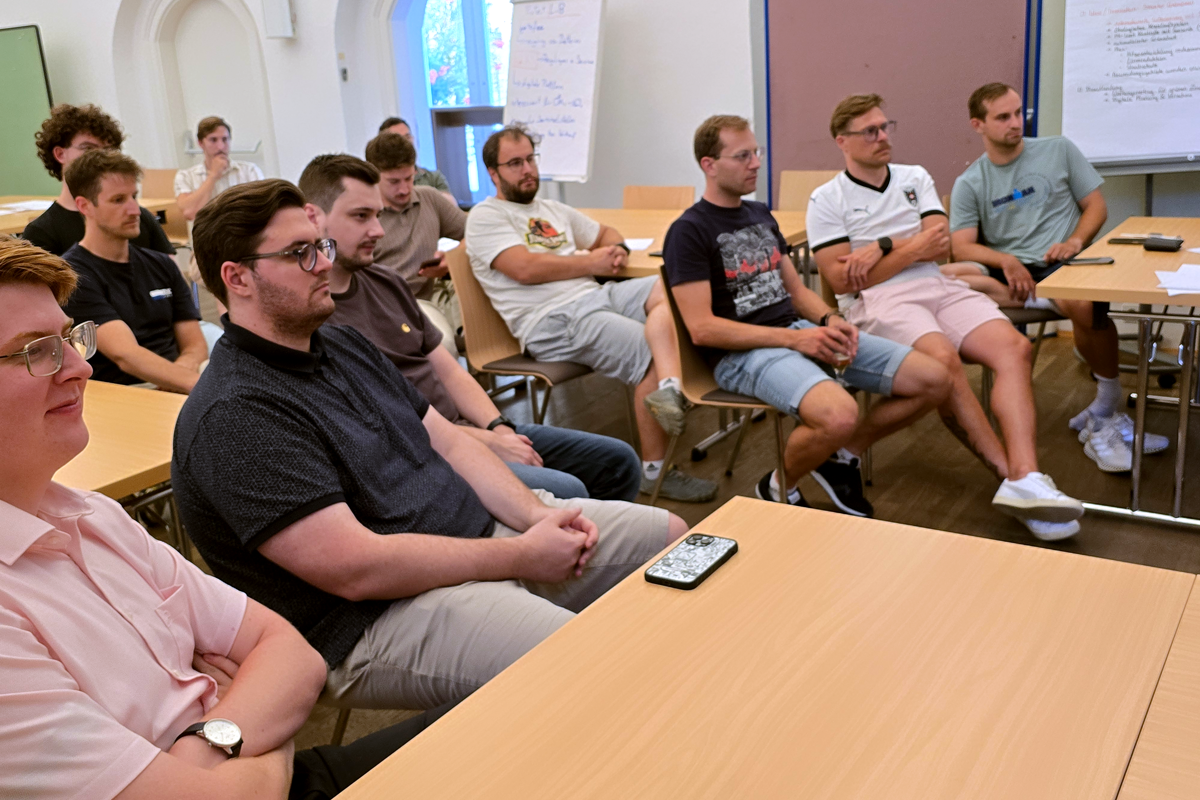 Die Teilnehmenden des Moduls beim Zuhören.