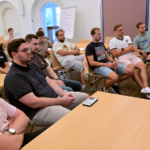 Die Teilnehmenden des Moduls beim Zuhören.