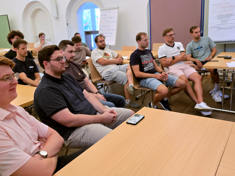 Die Teilnehmenden des Moduls beim Zuhören.