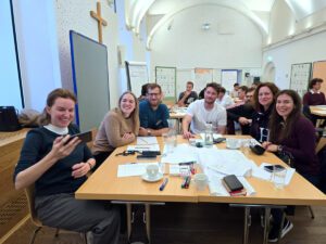 Eine Gruppe posiert für ein Foto.