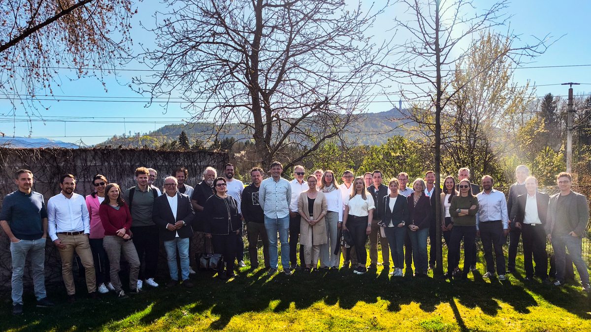 Gruppenfoto der teilnehmenden Menschen im Freien